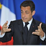Nicolas Sarkozy agita le mani ad una conferenza stampa Nicolas Sarkozy agita le mani ad una conferenza stampa