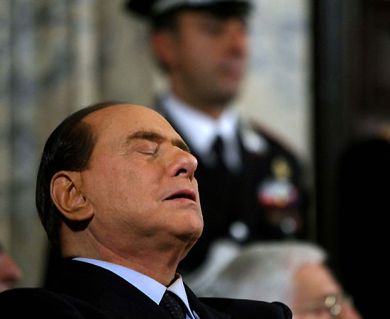 Auguri Di Natale Berlusconi.Berlusconi Dorme Durante La Cerimonia Per Lo Scambio Degli Auguri